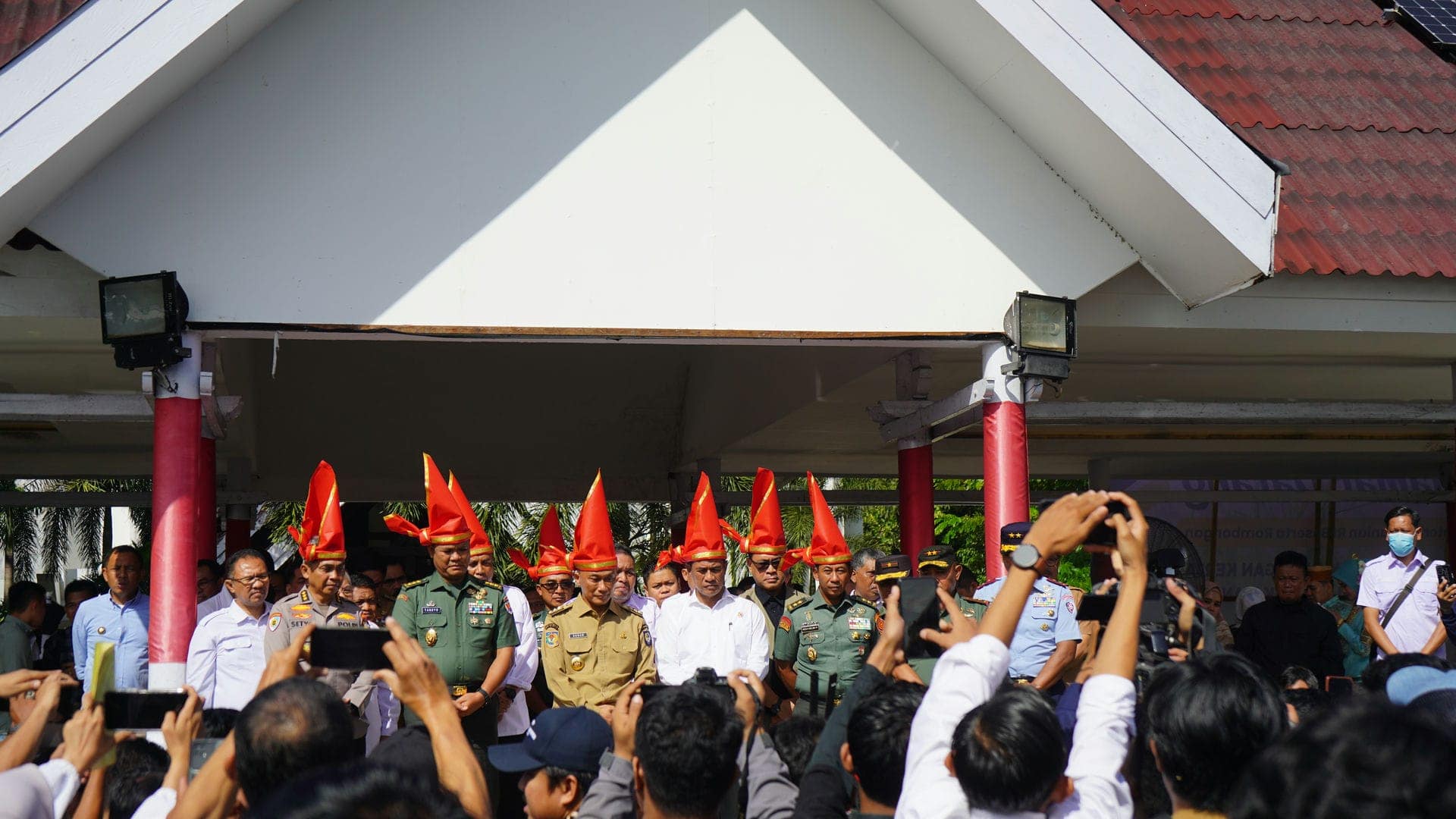 Menteri Pertanian RI Serahkan Bantuan Senilai Rp410 Miliar untuk Bencana di Sulawesi Selatan