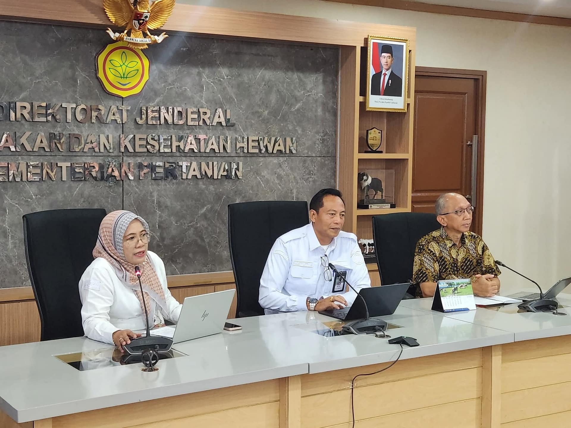 Kementan Wajibkan RPHU Standar! Harga Ayam Stabil, Peternak Tersenyum!